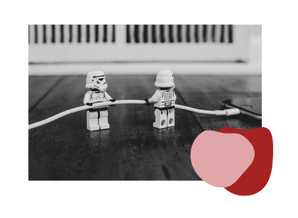 Una coppia di Stormtrooper che ricarica la batteria emotiva.