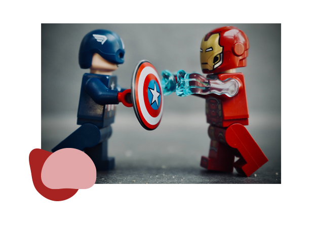 lego character di capitan America e IronMan che rappresentano quanto chiedere un supporto professionale per migliorare la comunicazione nella coppia sia fondamentale.